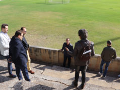 Un grupo de parlamentarios visita el estadio Ciudad de Tudela