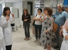 El Parlamento conoce la nueva Farmacia del Reina Sofía, que duplica espacio y automatiza la gestión de medicamentos