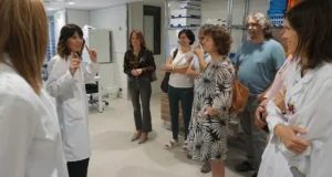 El Parlamento conoce la nueva Farmacia del Reina Sofía, que duplica espacio y automatiza la gestión de medicamentos
