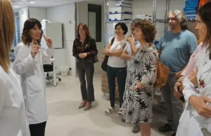 El Parlamento conoce la nueva Farmacia del Reina Sofía, que duplica espacio y automatiza la gestión de medicamentos