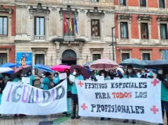 Los sanitarios se concentran ante el parlamento para reclamar los festivos especiales