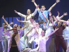 El alumnado de euskera del IES Valle del Ebro disfruta en Tudela del musical ‘Taupaka’
