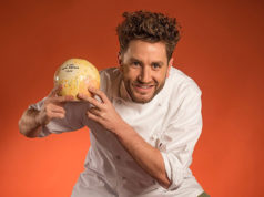 El chef tudelano Leandro Gil sostiene el Sol de la Guía Repsol con el que ha sido reconocido este año 2020