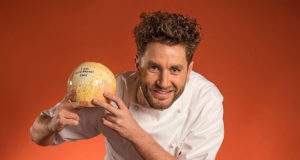 El chef tudelano Leandro Gil sostiene el Sol de la Guía Repsol con el que ha sido reconocido este año 2020