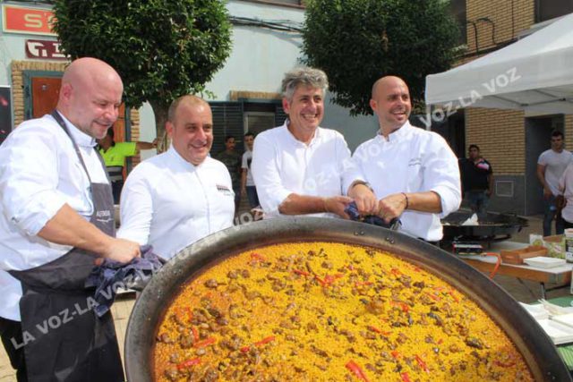 los-hermanos-Mira,-Nicolas-Ramirez-y-el-Alcalde-de-Arguedas-mi¡uestran-el-arroz-realizado-por-los-hermanos-Mira