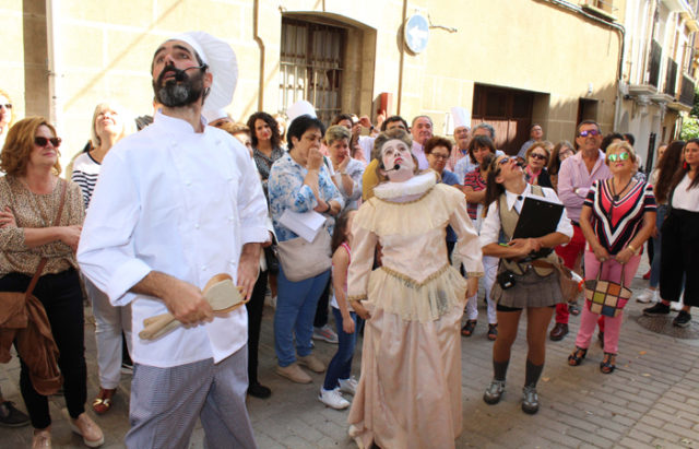 los-tres-actores-de-Tdiferencia-en-la-visita-teatralizada-por-monumentos-barrocos-de-Villafranca