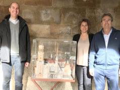 Félix Munárriz cede una maqueta de la Catedral a la Asociación de Amigos de la Catedral
