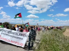 Alrededor de 300 personas caminan por el desmantelamiento del polígono de tiro de las Bardenas polígono de tiro de las Bardenas