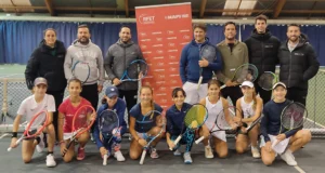 La tenista tudelana, segunda en la fila inferior por la izquierda, con los responsables de la concentración y el resto de jugadoras convocadas