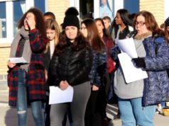 Los alumnos de la Anunciata reciben la Cruz de Lampedusa en la celebración del Día de la Paz
