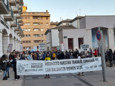 Las trabajadoras y trabajadores de las residencias de la Ribera se manifiestan para demandar mejoras laborales