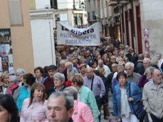 Alrededor de 500 personas salen a la calle en el Día de las Personas Mayores para defender el sistema de pensiones