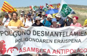 Unas 250 personas participan en la XXXVI Marcha por el desmantelamiento del polígono de tiro de las Bardenas