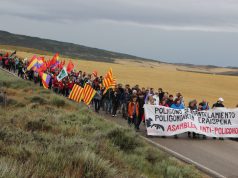Alrededor de 300 personas caminan hasta el polígono de tiro para pedir su desmantelamiento