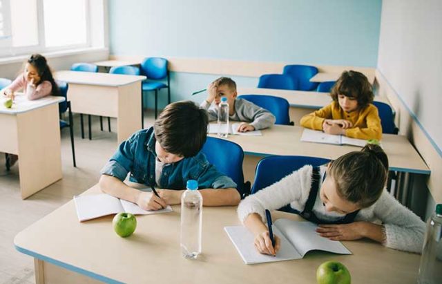 schoolchildrenwritinginnotebooksonlessonatcwtjsl6y