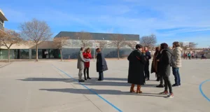 Visita al colegio que reclama la cubierta de Huertas Mayores